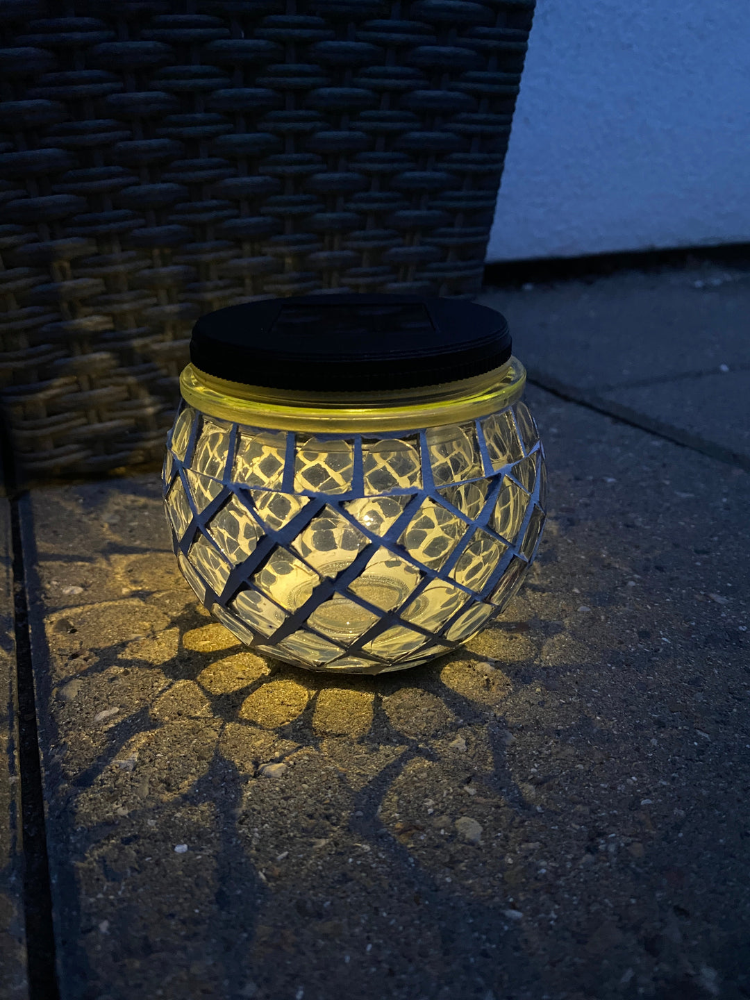 Solcellslampa i blå mosaik