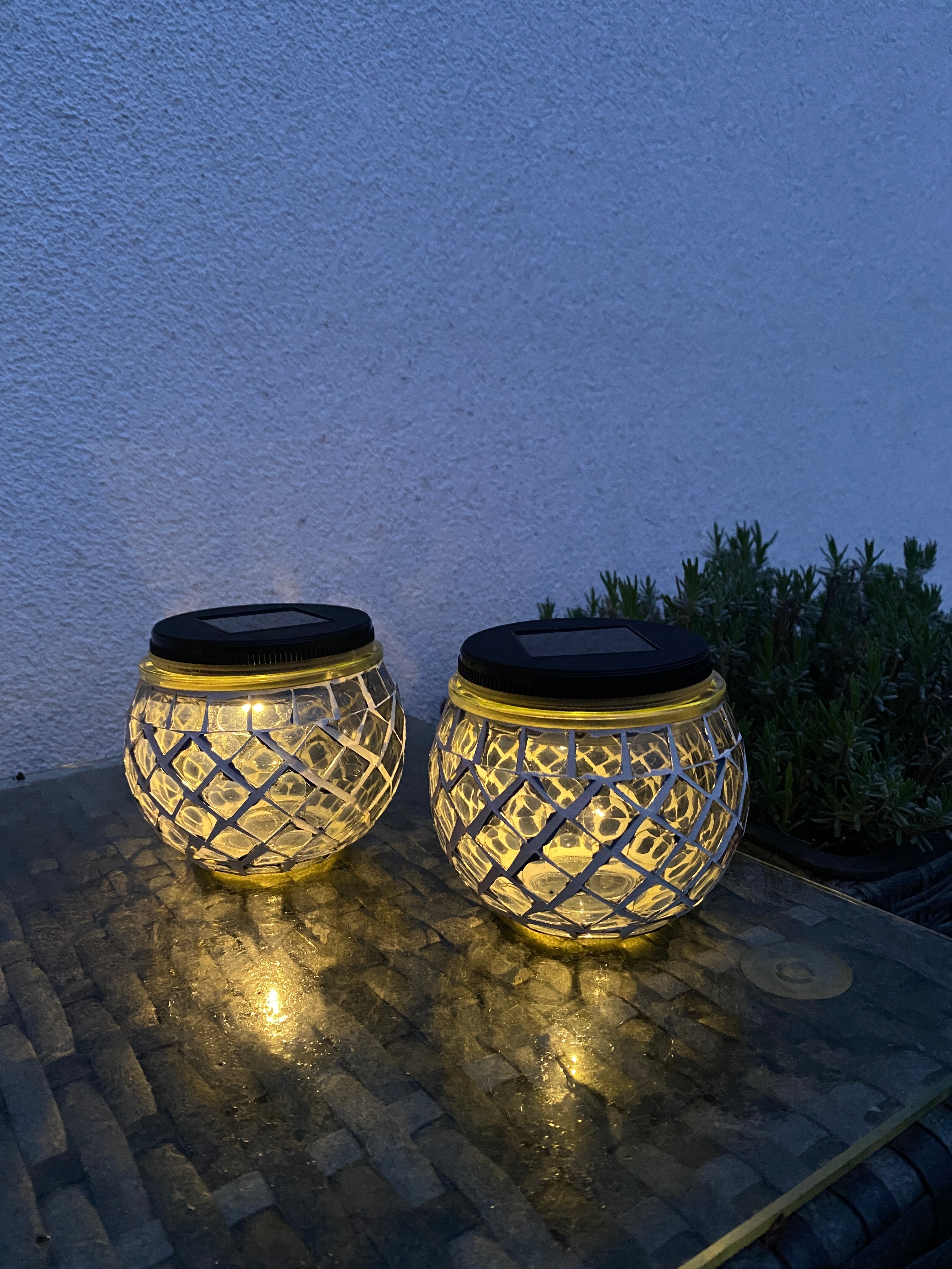 Solcellslampa i blå mosaik