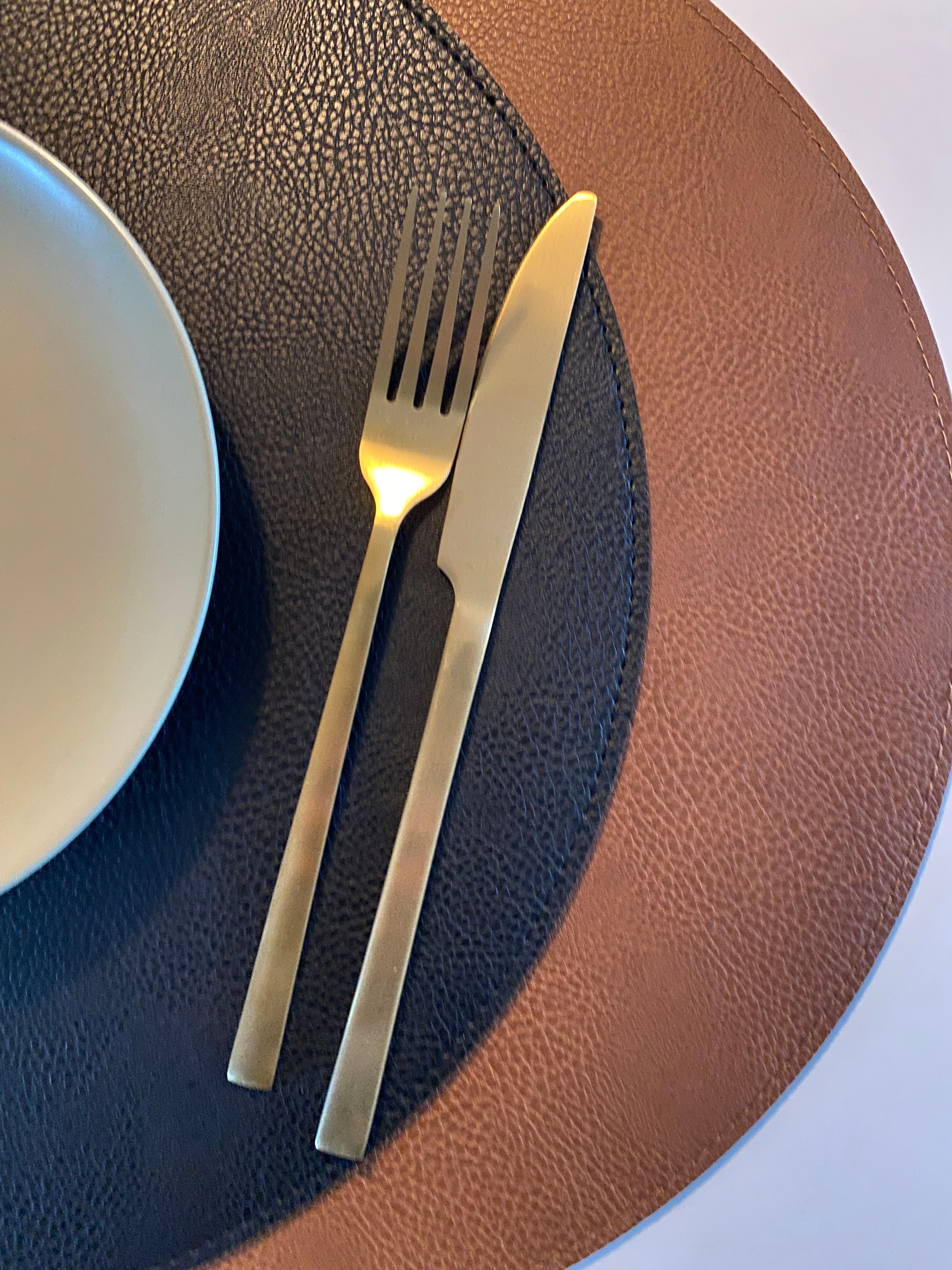 Vändbar bordsunderlägg - PU Ø38 cm konjak/svart