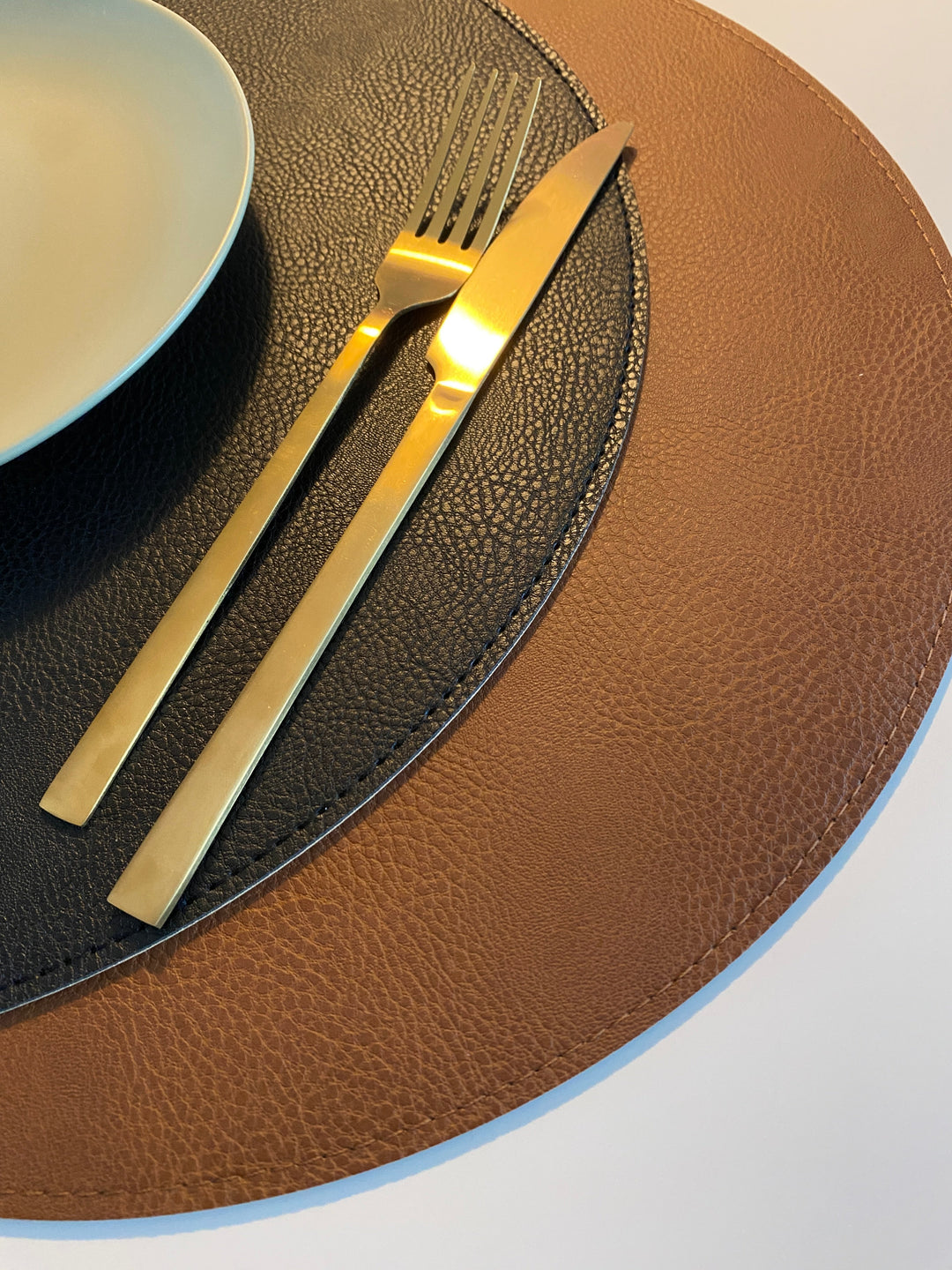 Vändbar bordsunderlägg - PU Ø38 cm konjak/svart