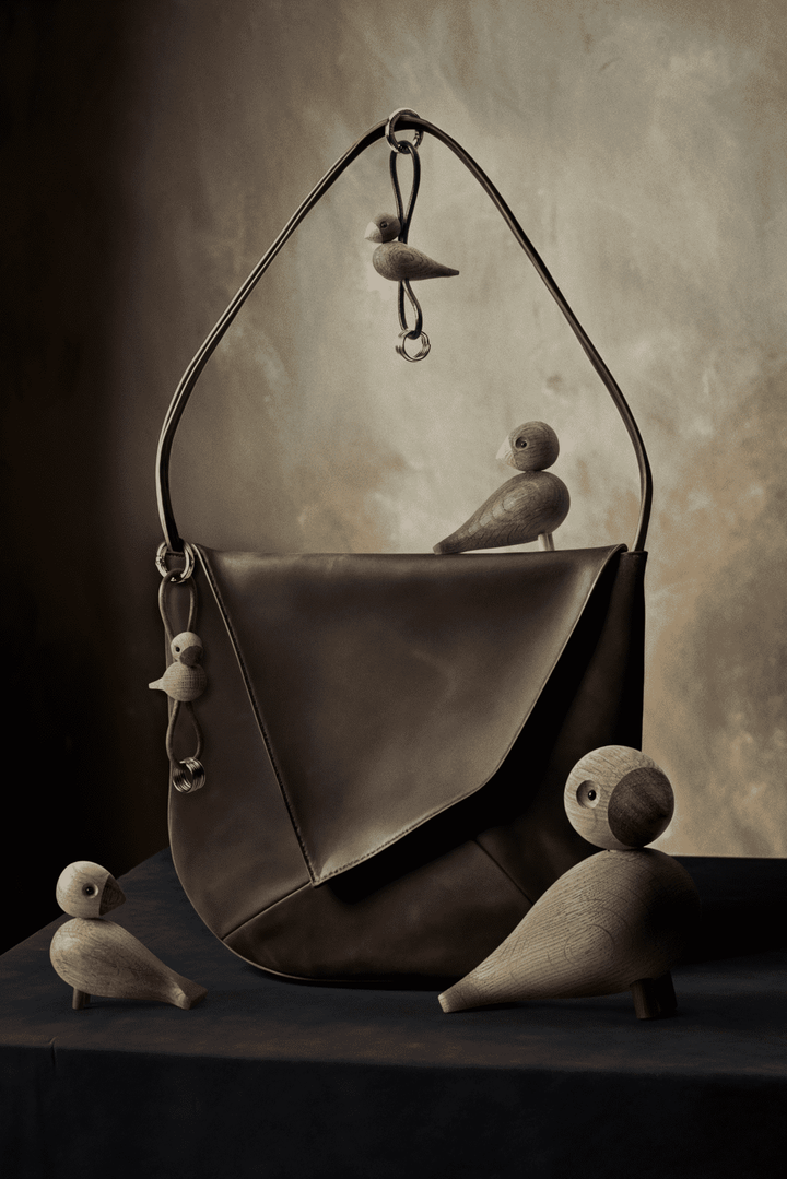 Kay Bojesen - Nyckelring i guldfärgad metall med fågelmotiv och naturligt läder i ek