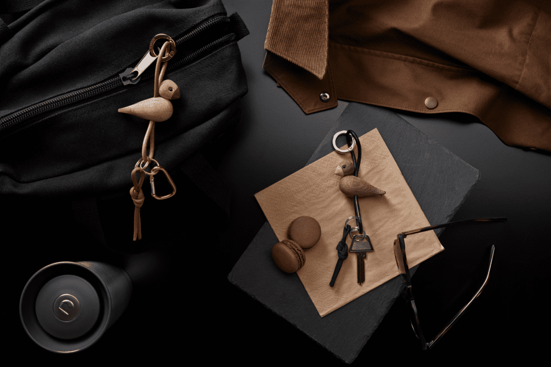 Kay Bojesen - Nyckelring i silverfärgad metall med fågel och svart läder i rökt ek