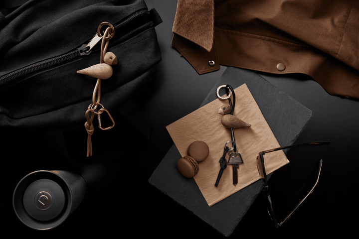 Kay Bojesen - Nyckelring i silverfärgad metall med fågel och svart läder i rökt ek