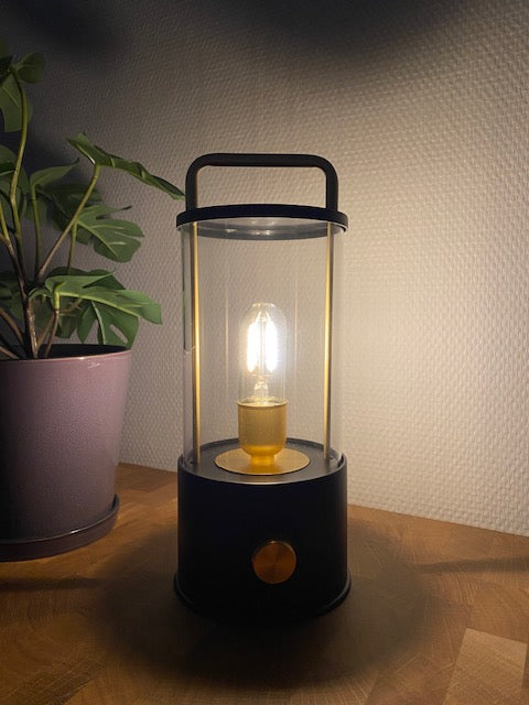 Conzept laddningsbar lampa 12,5x11x26,5 cm USB-C med mässingsknopp