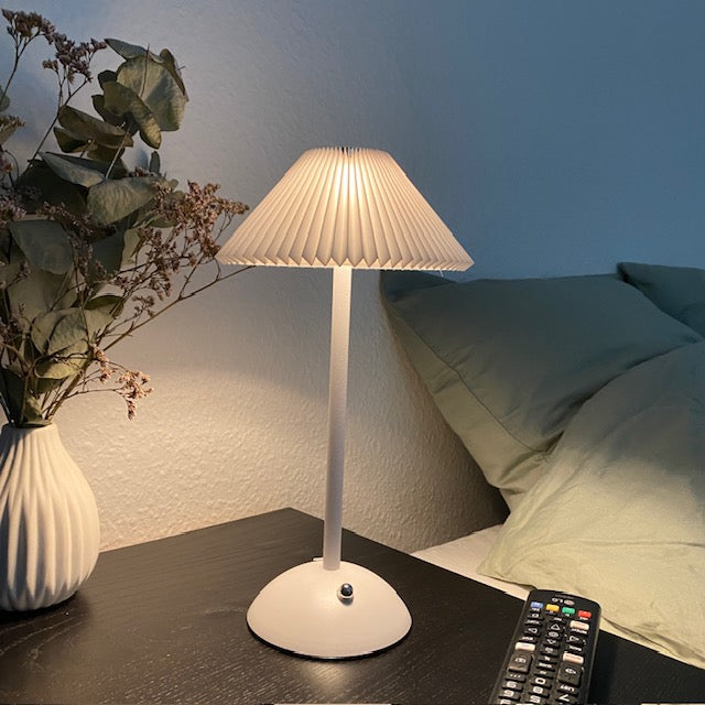 Uppladdningsbar lampa - plisserad touch H30 cm järnvit